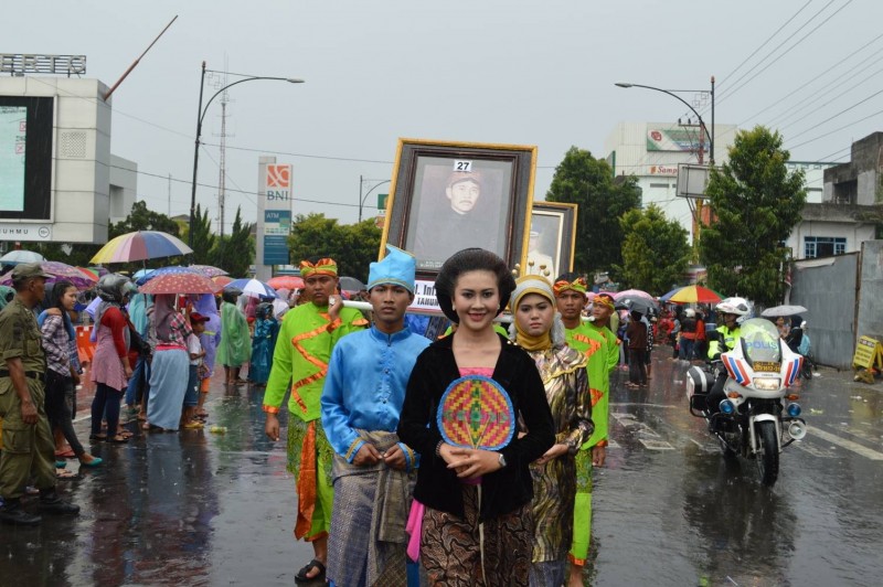 Meski Hujan, Kirab Prosesi Pusaka Meriah