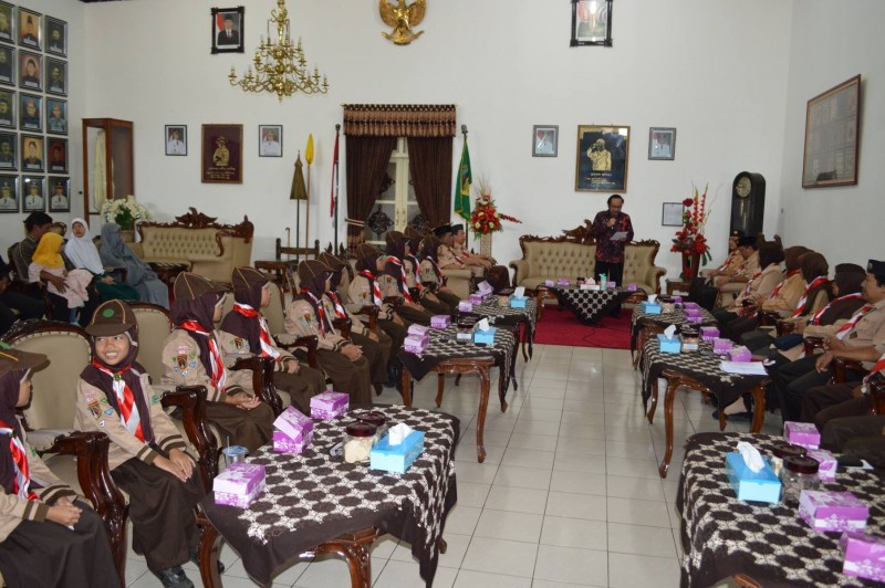 Wakil bupati juga meminta agar memanfaatkan moment tersebut untuk menjalin pertemanan sekaligus pengalaman. Kalian pasti menjadi perhatian karena Pramuka kita telah menjadi Pramuka tergiat 27 kali. 