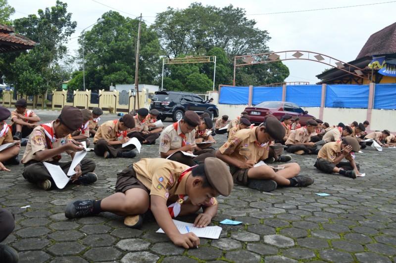 Walaupun ditengah lapangan dan sarana seadanya anak-anak penggalang ini serius mengerjakan tugas yang diberikan oleh penyelenggara.