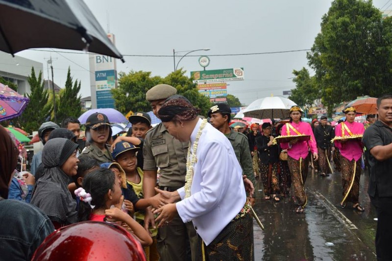 Bupati Banyumas hujan-hujanan untuk salami warga