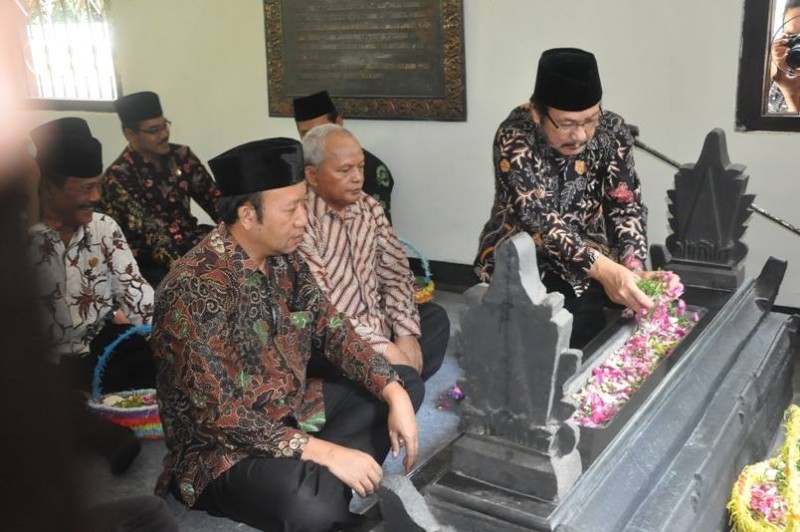 Bupati.Banyumas.Ir.hmad.Husein,ziarah