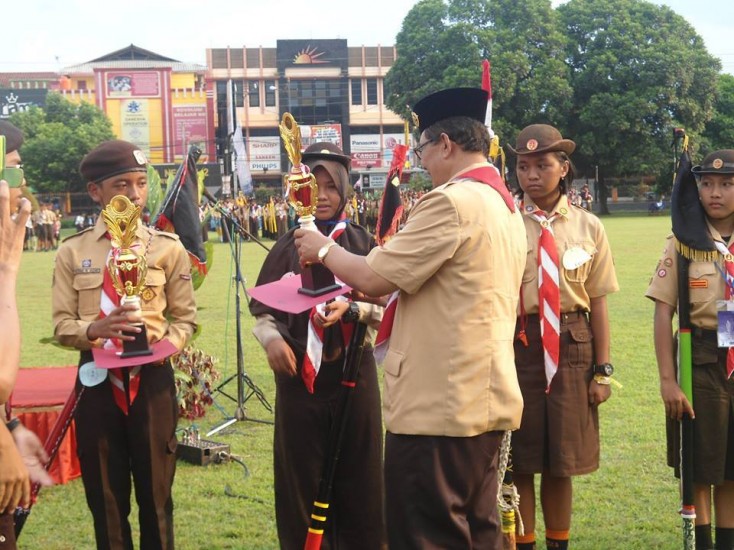 Penyerahan trophy kepada para juara oleh Ketua Mabigus SMA Negeri 2 Purwokerkto Tohar, M.Sc