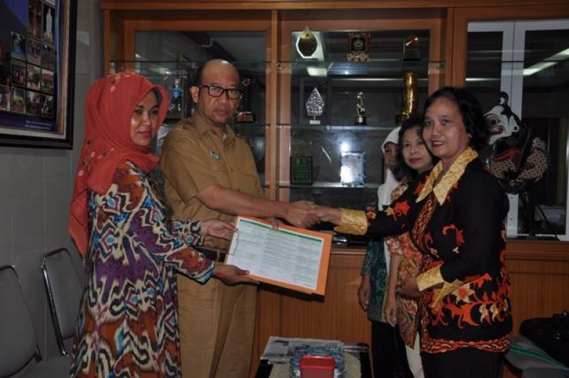 Bupati Banyumas Ir Achmad Husein dan istri menerima secara pribadi kader pendata keluarga di rumah dinas. (Foto Parsito)