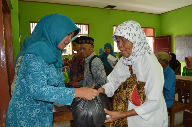 Ketua Tim Penggerak PKK Kabupaten Banyumas Ny. Erna Achmad Husein menyerahkan sembako Gratis kepada lansia di Desa Cirahab Kecamatan Lumbir...