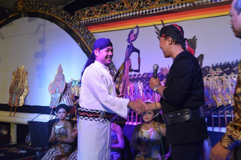 Ki Dalang Kukuh menerima tokoh Werkudara dari KepalaDinas Pendidikan Kab Banyumas.