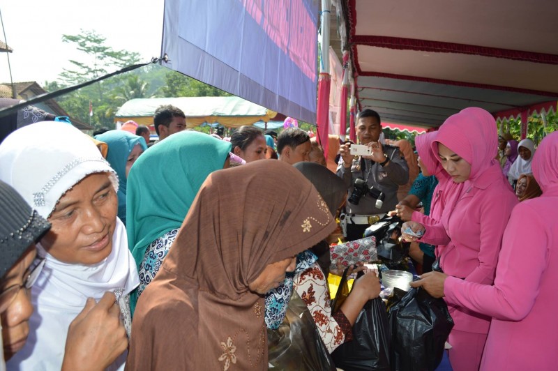 Ketua Bhayangkari turut melayani penjualan sembako murah (Foto Parsito)