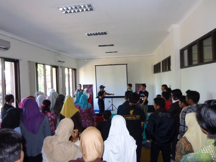 Reevi dari Dar!Mizan memberikan motivasi kepada peserta dialog di Purwokerto (Foto : Didik)