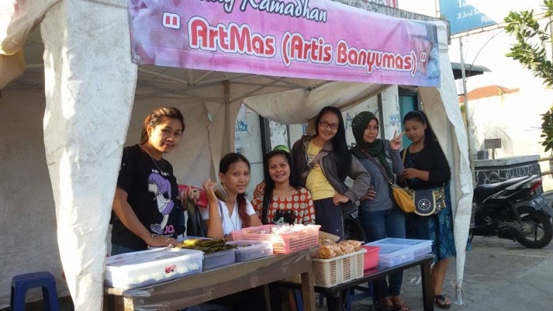 Wiwit Andaraini, artis Purwokerto buka warung takjil