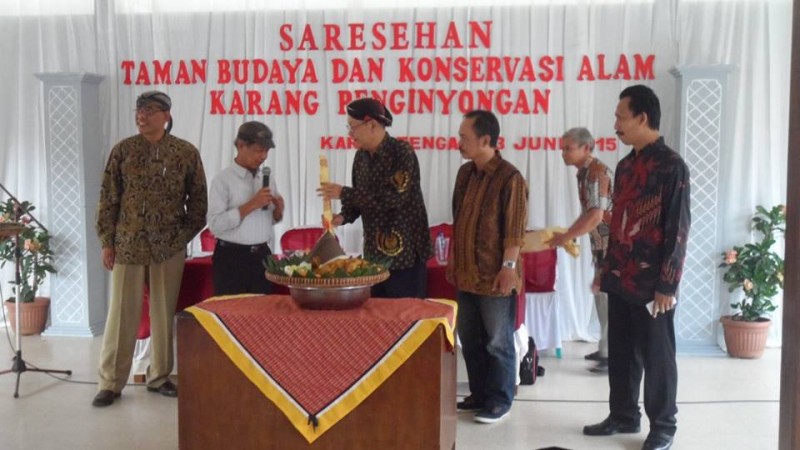 Lim,pengusaha Kebumen memberikan kejutan-kejutan pada penulis Ronggeng Dukuh Paruk,Ahmad Tohari (Foto :Khoiri Ifa)