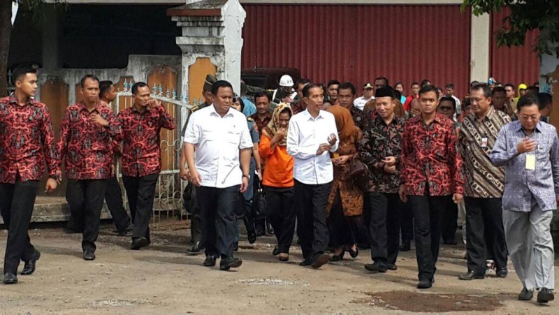 Ir H Ahmad Husein menyambut kehadiran Jokowi (Foto Ari Y)
