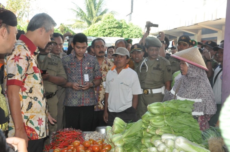 Gubernur Pantau Harga Sembako di Pasar Wage Purwokerto