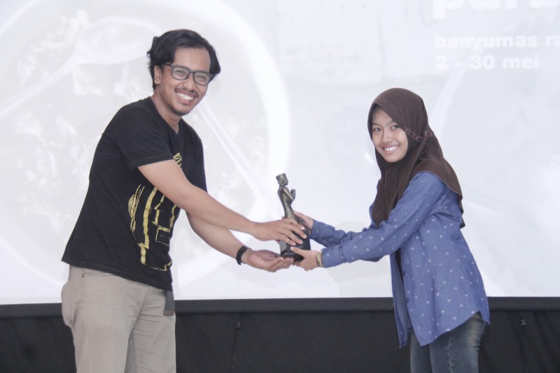 Laurelita Gita Prischa  menerima penghargaan Film Fiksi SMA Terbaik