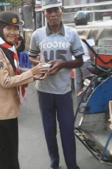 Anggota Saka Wana Bhakti bagi takjil