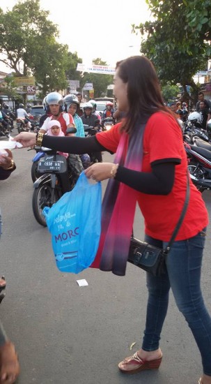 Artis Banyumas turun jalan bagi takjil (Foto:WA)