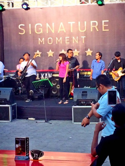 Summer Rocksteady mengiringi salah satu pengunjung