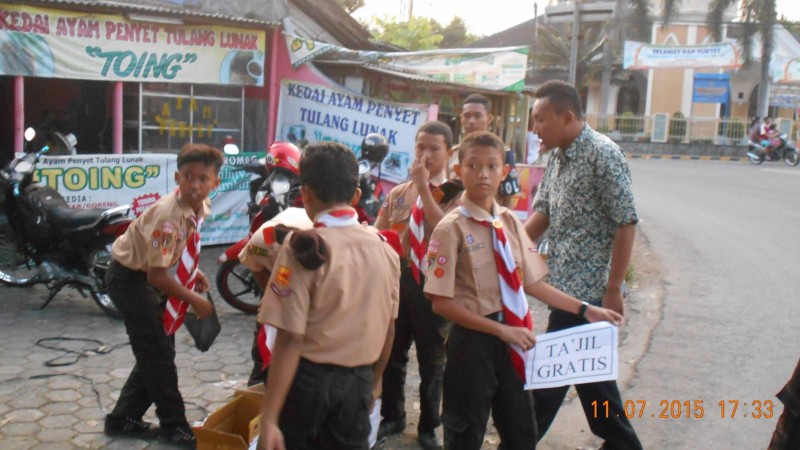 Aksi Bagi Takjil untuk pemudik oleh para pramuka