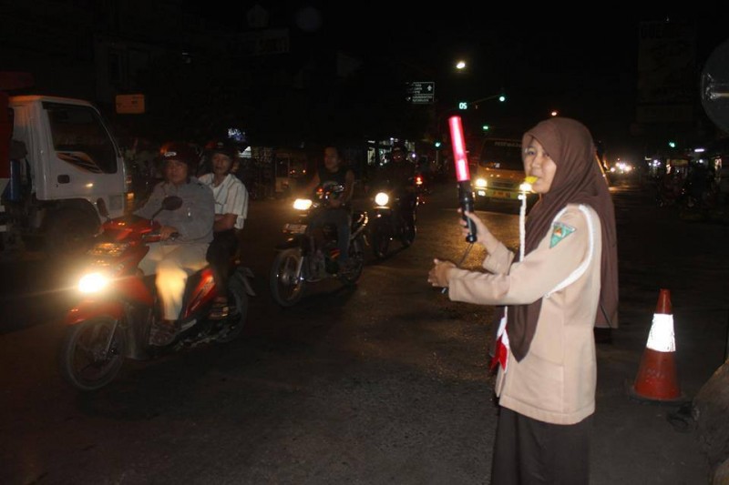 Pramuka turun ke jalan membantu pengamanan lalu lintas