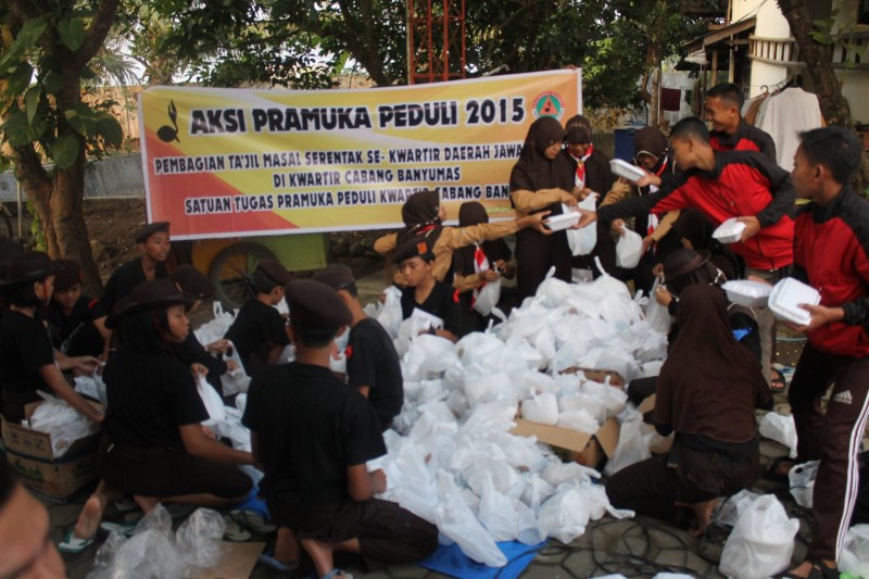 Pramuka Kwarcab banyumas siap-siap bagi takjil