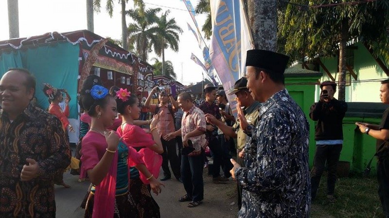 Bupati Banyumas Ir Ahmad Husein disambut para penari dalam pembukaan Gelegar Budaya Banyumas (Foto : AYu)