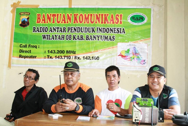 Petugas RAPI Banyumas di salah satu posko (Foto : Wawan)