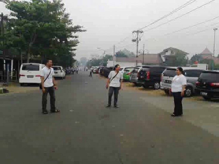 Pemuda gereja ini berjaga dan membantu pengamanan sholat Idul Fitri di Alun-alun Banyumas (SN)