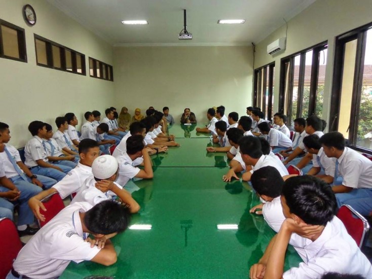 Salah satu kegiatan pelajar di Perpusarda Banyumas, mendapatkan pemaparan dari Kepala Perpusarda Nursigit