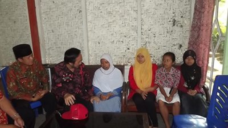 Wakil Bupati Banyumas dr Budhi Setiawan, mengunjungi keluarga Katum