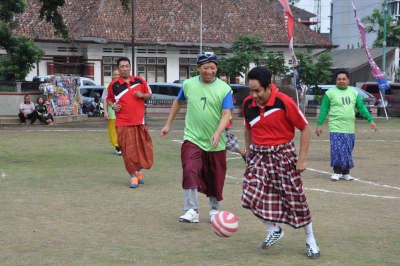 Bupati Banyumas Ahmad Husein berebut bola