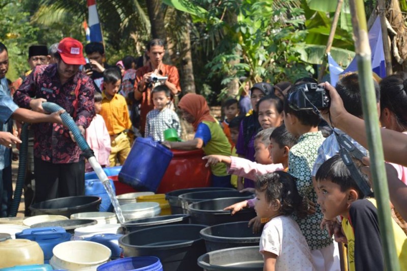 Wakil Bupati Banyumas dr Budhi Setiawan, Rabu (6/8) turun langsung menyaksikan pendistribusian droping air bagi masyarakat Desa Kasegeran Kecamatan Cilongok. (Foto : Parsito)