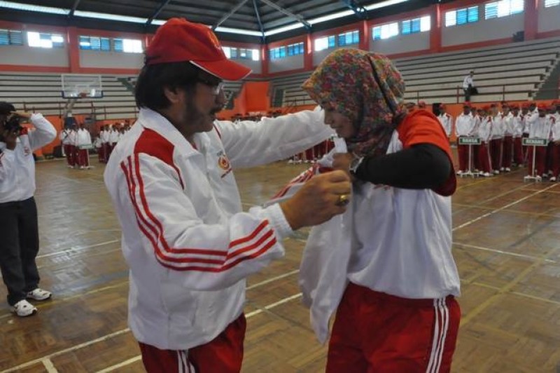 Wabup mengenakan jaket kontingen pada salah satu atlit