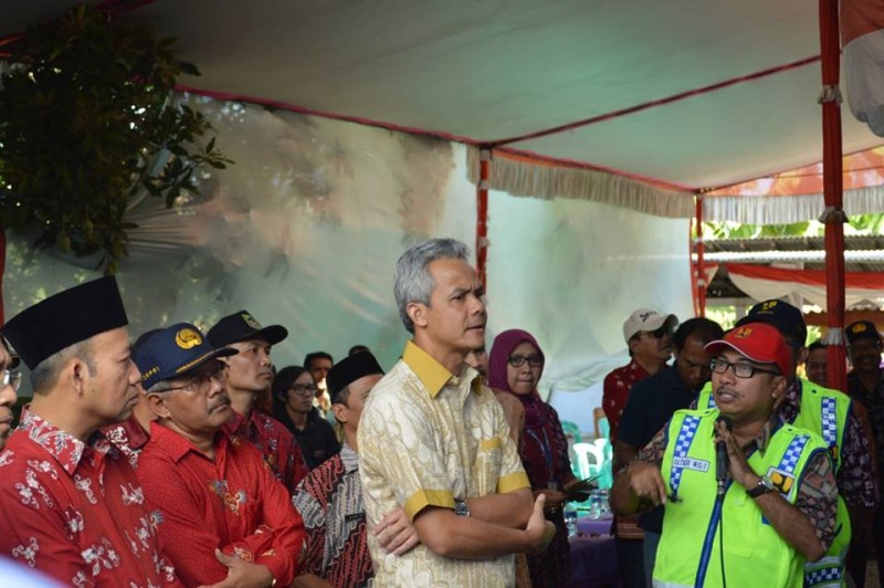 Agung memberikan penjelasan kepada Gubernur Jateng