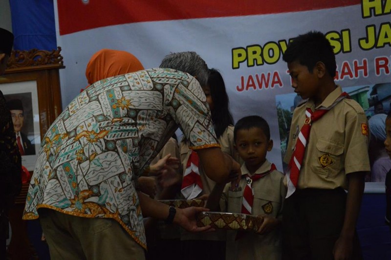 Gubernur Jateng Ganjar Pranowo menyerahkan seragam kepada siswa