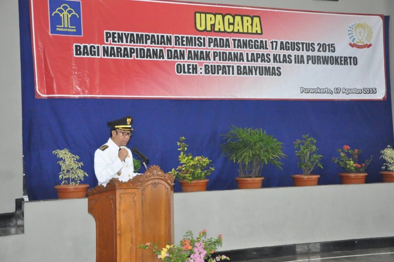 Bupati Banyumas saat membacakan sambutan Menteri Hukum dan HAM mengatakan remisi merupakan instrumen yang mendorong narapidana untuk berperilaku baik selama menjalani masa pembinaan