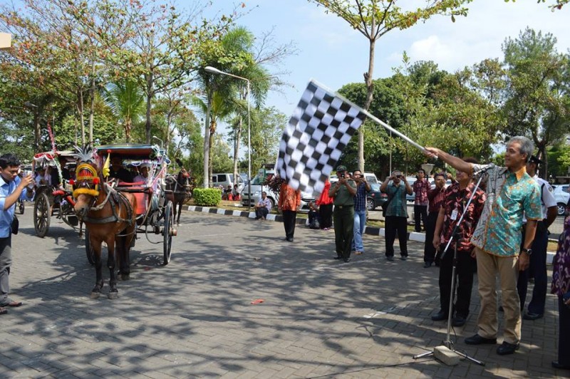 Gubernur Jateng Ganjar Pranowo melepas arak-arakan pengantin sunat