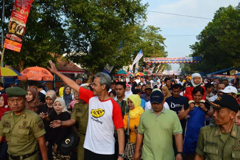 Gubernur Jateng Ganjar Pranowo jalan santai dan menyapa warga