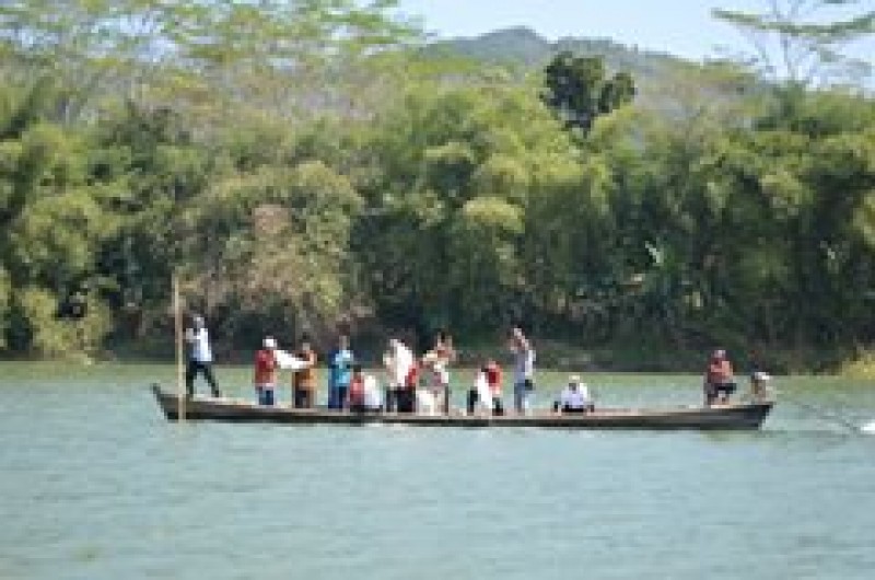 Gubernur Jateng bersama pejabat lain di sungai serayu