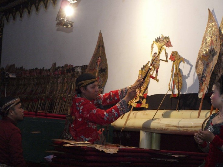 Salah satu hiburan HUT Jateng, pagelaran wayang kulit.