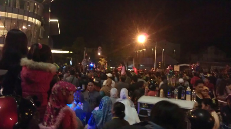 Suasana di depan Hotel Aston, warga menikmati aksi peserta pawai budaya