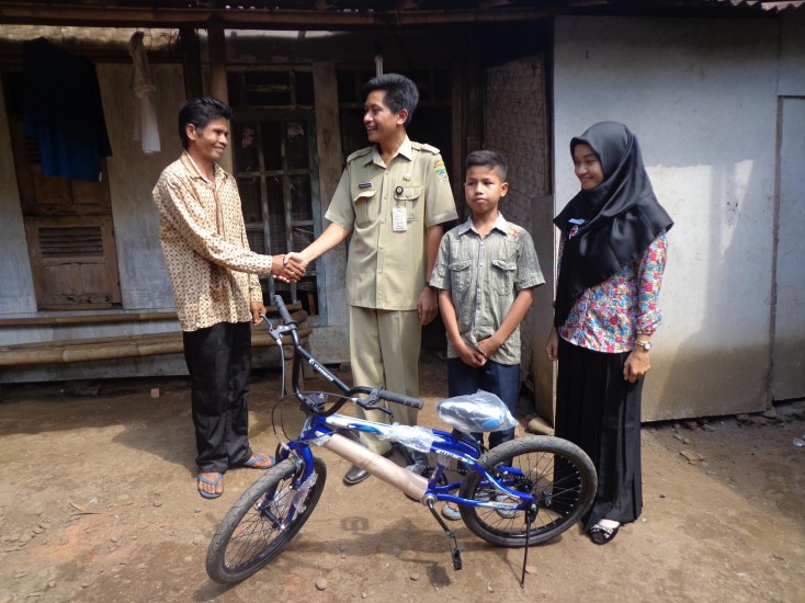 Siswa Kurang Mampu di SMP Negeri 4 Sumbang Dapat Bantuan Sepeda