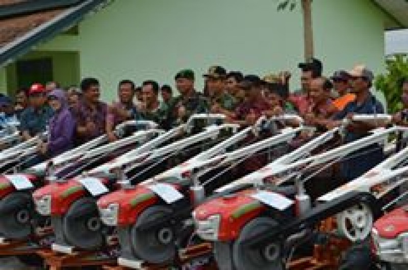 Bupati Banyumas Serahkan Bantuan Alat Pertanian Kepada 62 Gapoktan 
