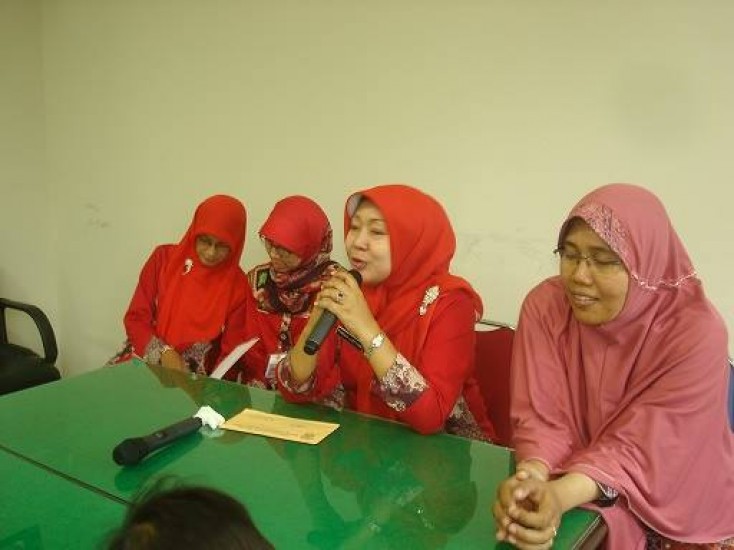 Pindah Listiyani dan beberapa staff Perpusarda Banyumas menerima kunjungan  SD Islam Annida Sokaraja (foto Febri)