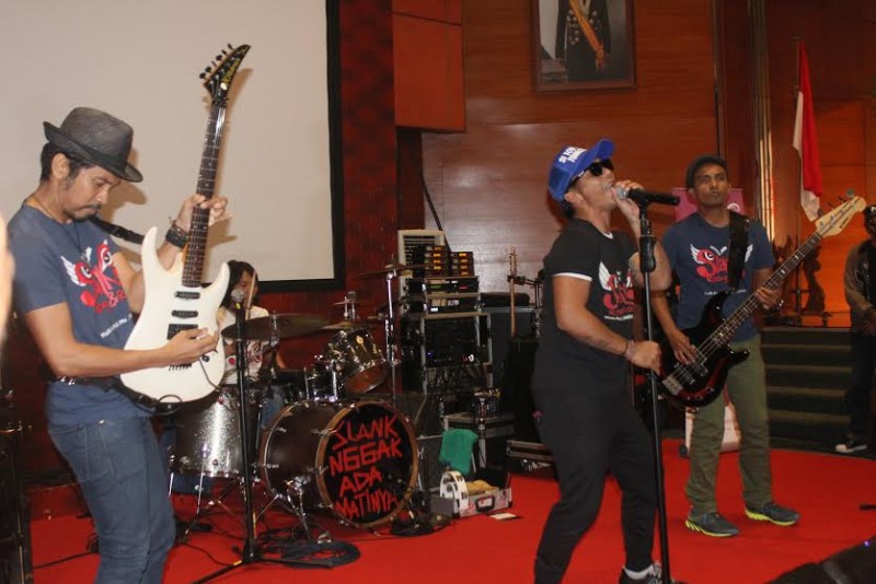 Slank Konser Di Hotel Dan Mall