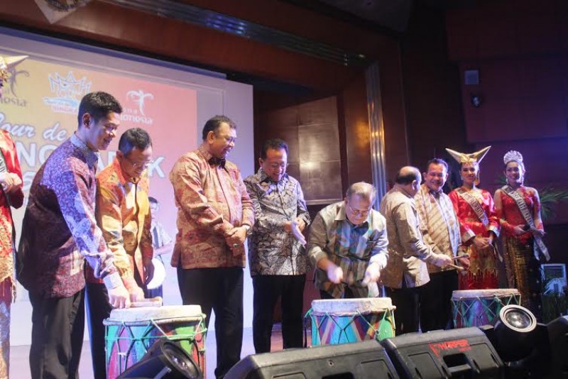 Grand Launching Tour De Singkarak dibuka oleh ketua DPD RI Irman Gusman dan pejabat Pemda Sumatra Barat