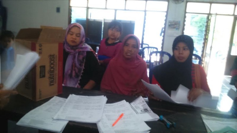 Warga masyarakat mendaftarkan diri untuk pengurusan akte kelahiran