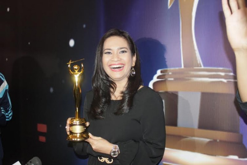 Ikke Nurjanah Hadiahkan Trophy untuk Anaknya