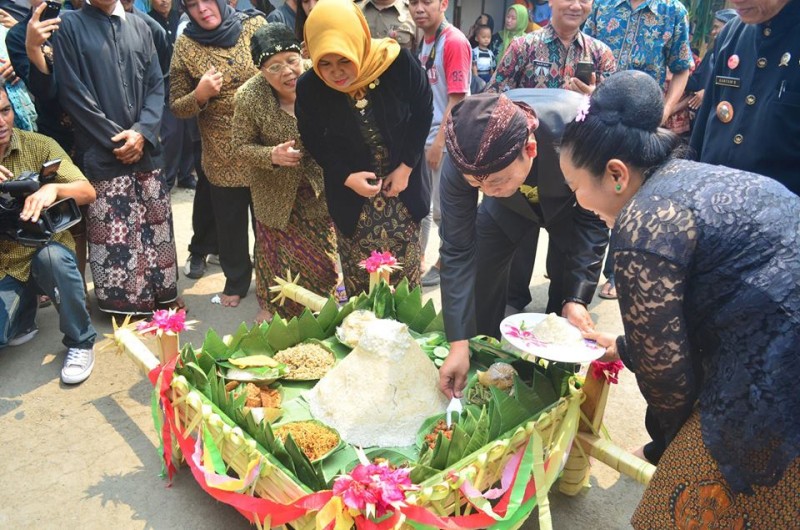 Bupati Banyumas Ir Ahmad Husein potong tumpeng