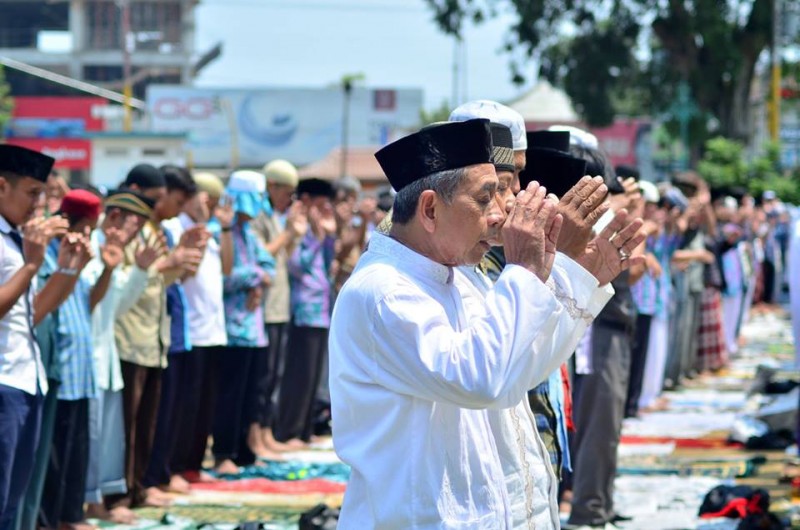 Ribuan Orang Sholat Istisqa' di Alun-alun Purwokerto
