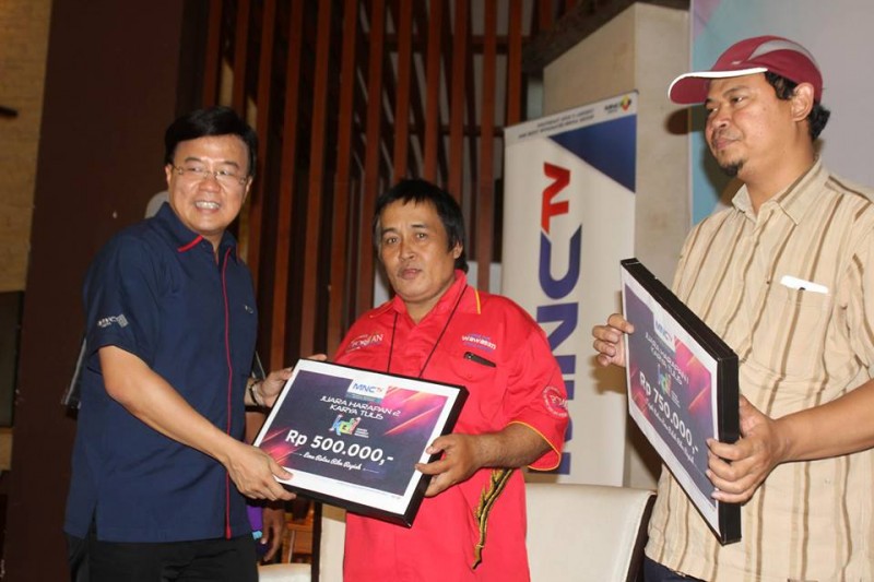 Sutrisno Buyil (baju merah) menerima hadiah Lomba Karya Tulis dari MNCTV