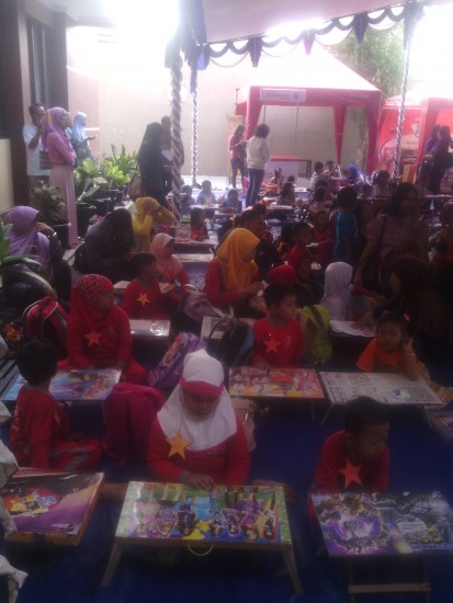 Ratusan Murid TK Sedang Ikuti Lomba Mewarnai