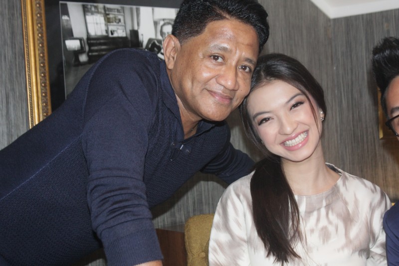 Andre Hehanusa bersama bintang video klipnya Raline Shah